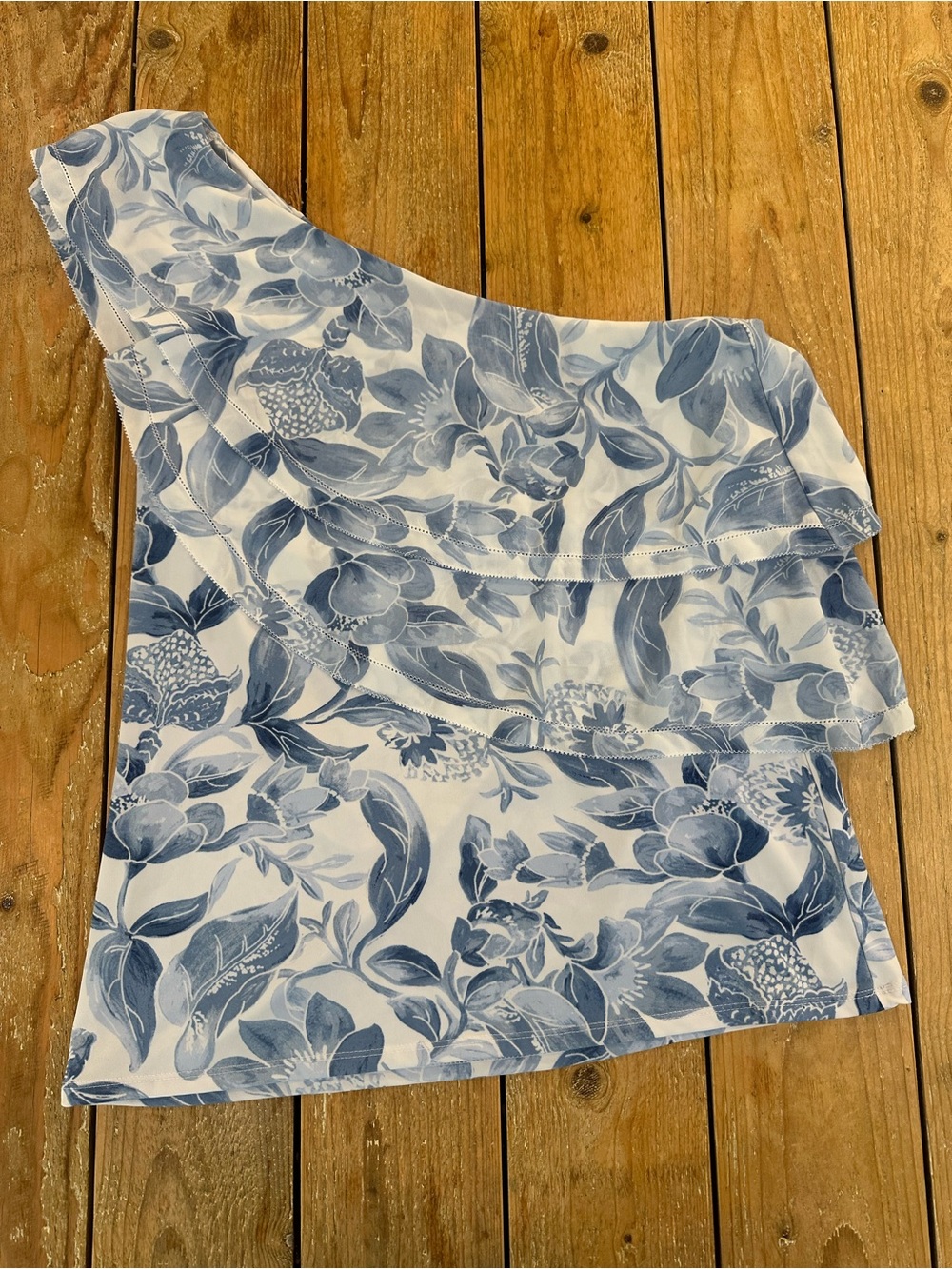 White House Black Market Tiered One-Shoulder Floral Top. Size: Medium Women’s